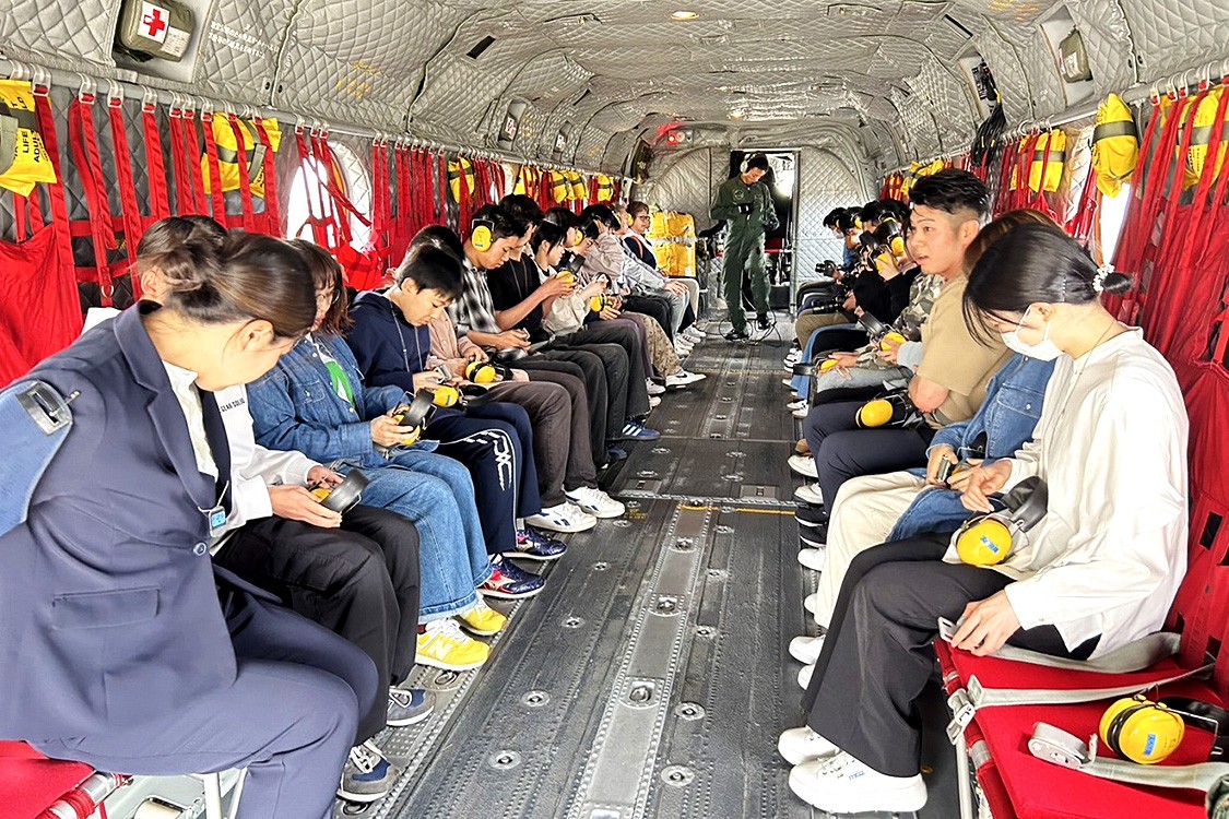 視界いっぱいに広がる街と海―CH47Jが描く新潟･空の感動体験」｜新潟地本