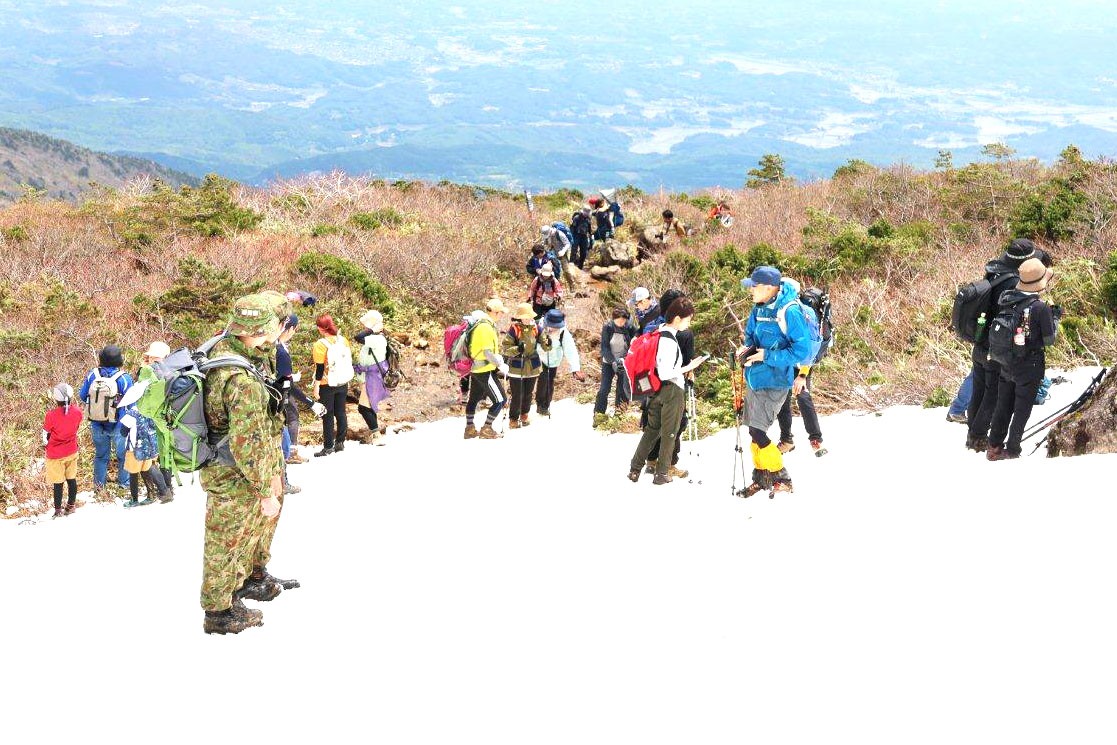 2100人が登った名峰へ―山開きを支えた「影の力」第44普通科連隊｜福島駐屯地