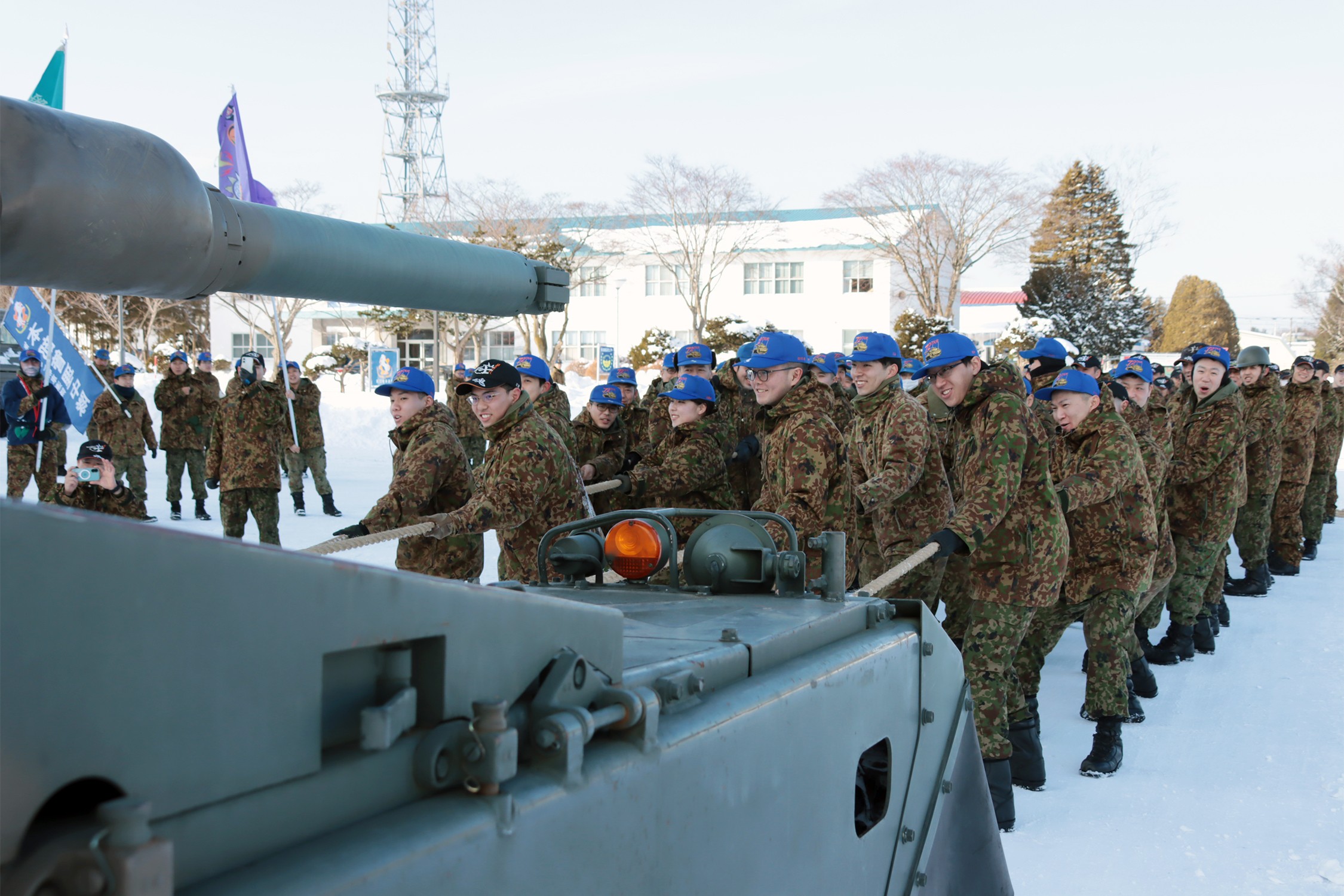 先輩隊員が加勢 力を合わせて動いた50センチ｜北恵庭駐屯地