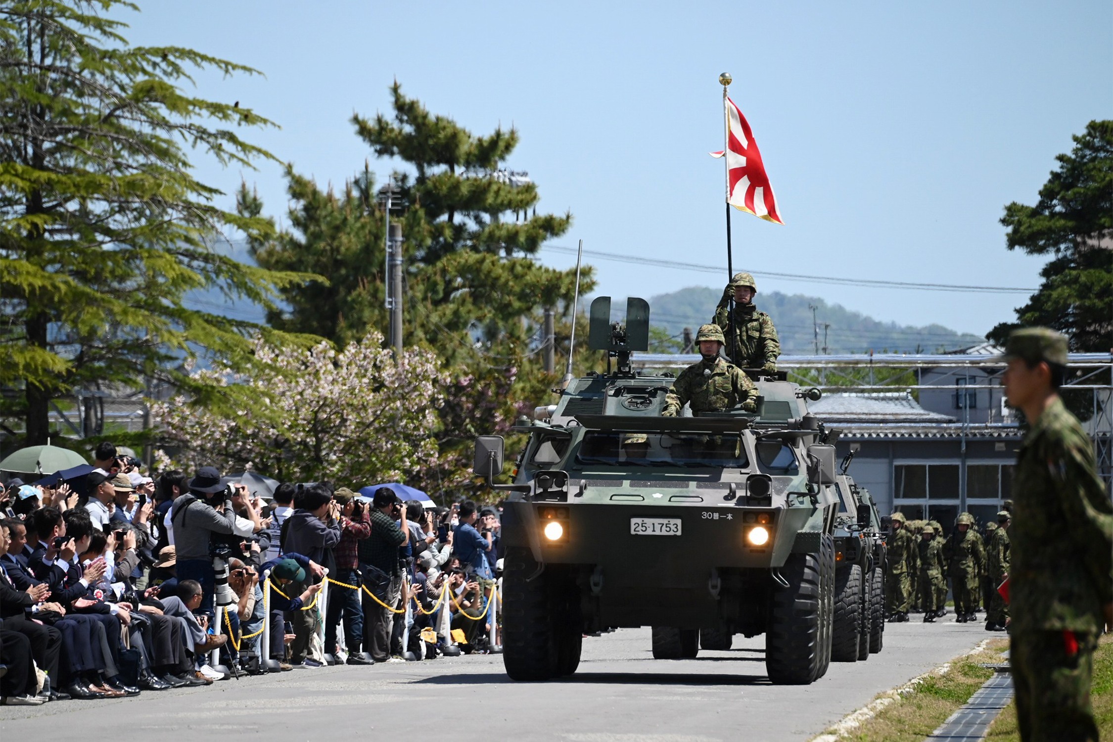 市中パレードと記念行事 地域に雄姿披露｜新発田駐屯地