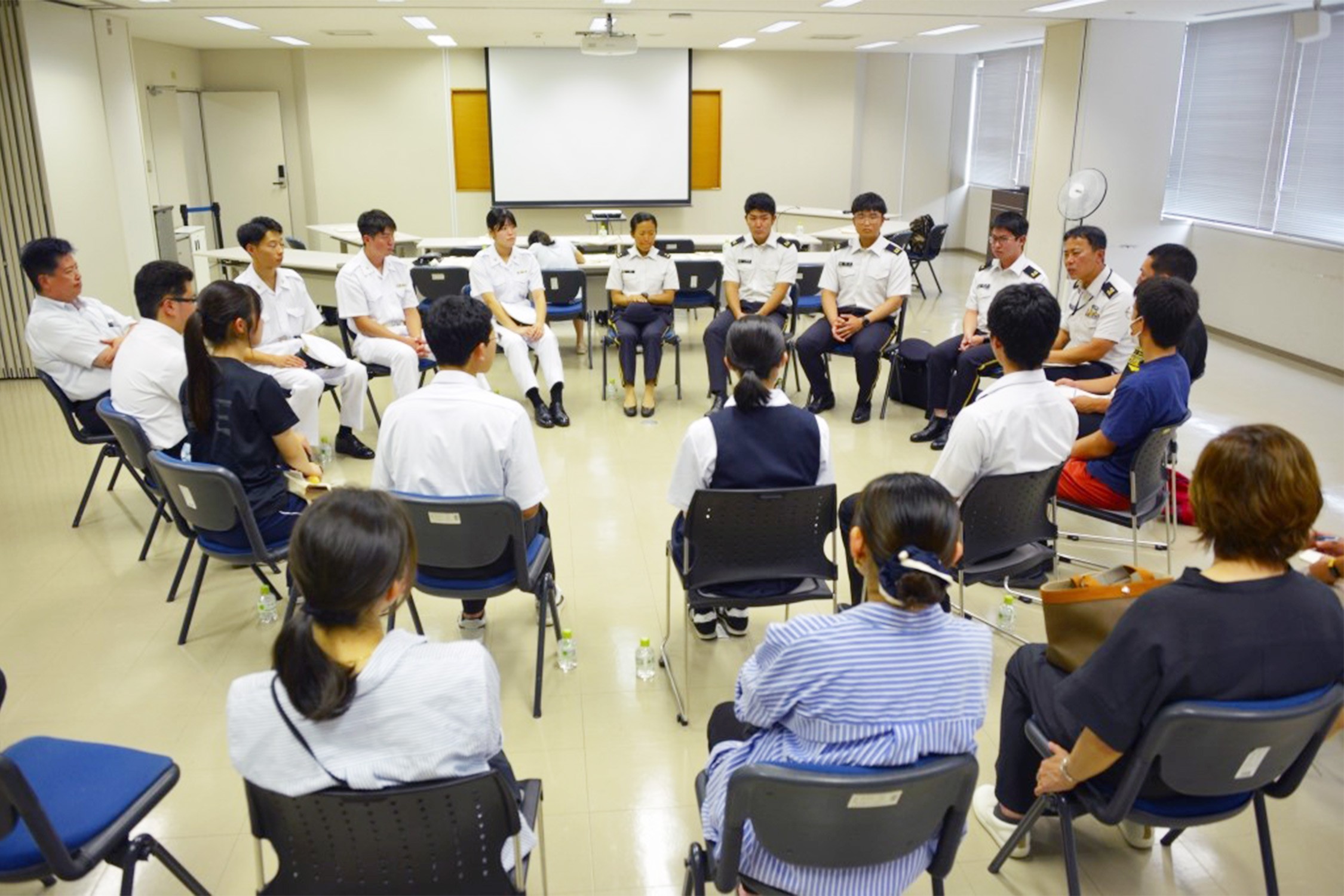 青森と八戸で防衛大学校説明会し疑問解消へ 「防大に入りたい」と力強い声も｜青森地本