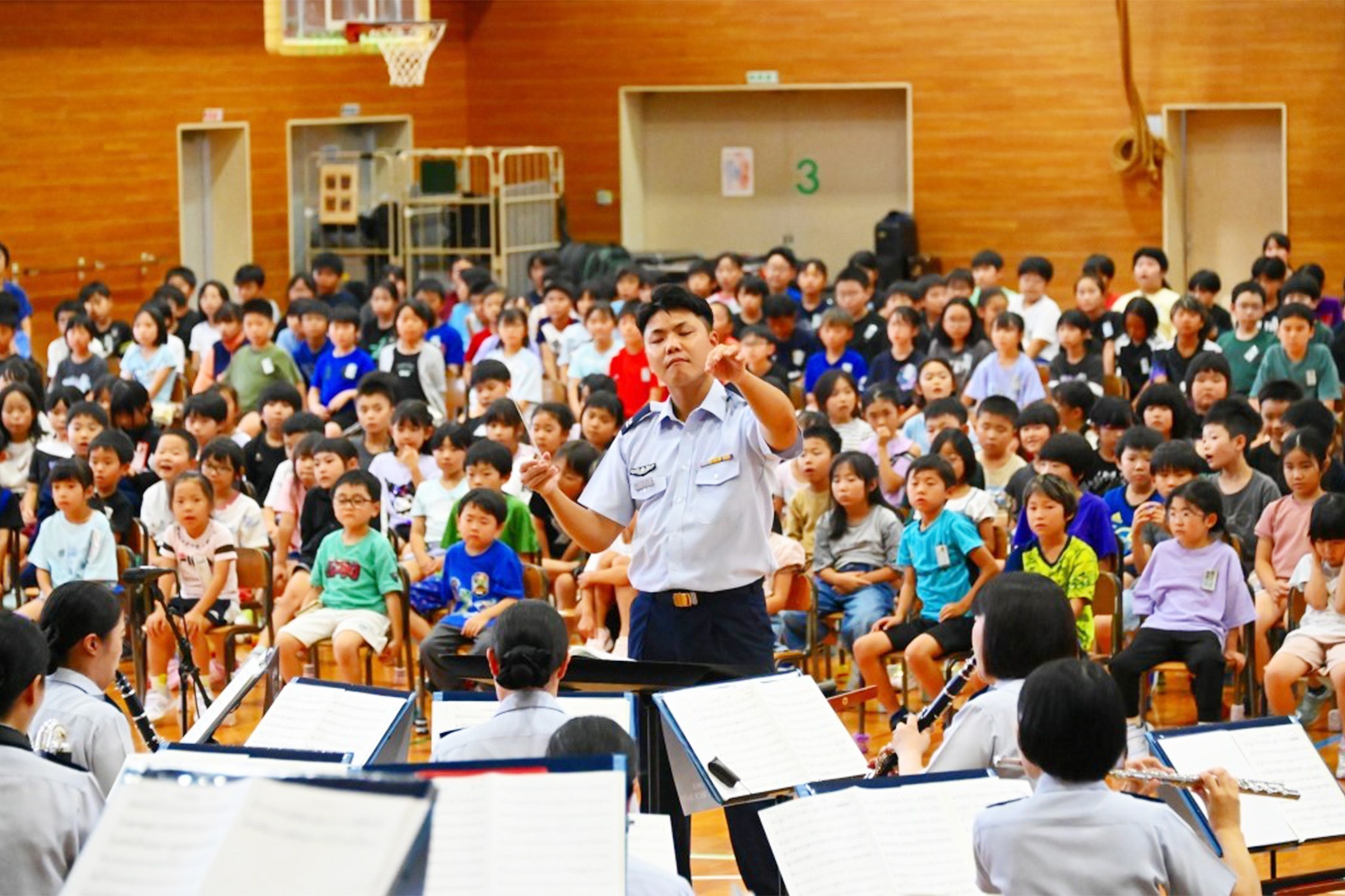 北部航空音楽隊の芸術鑑賞教室を支援 音楽を通じ感性と理解育む｜青森地本