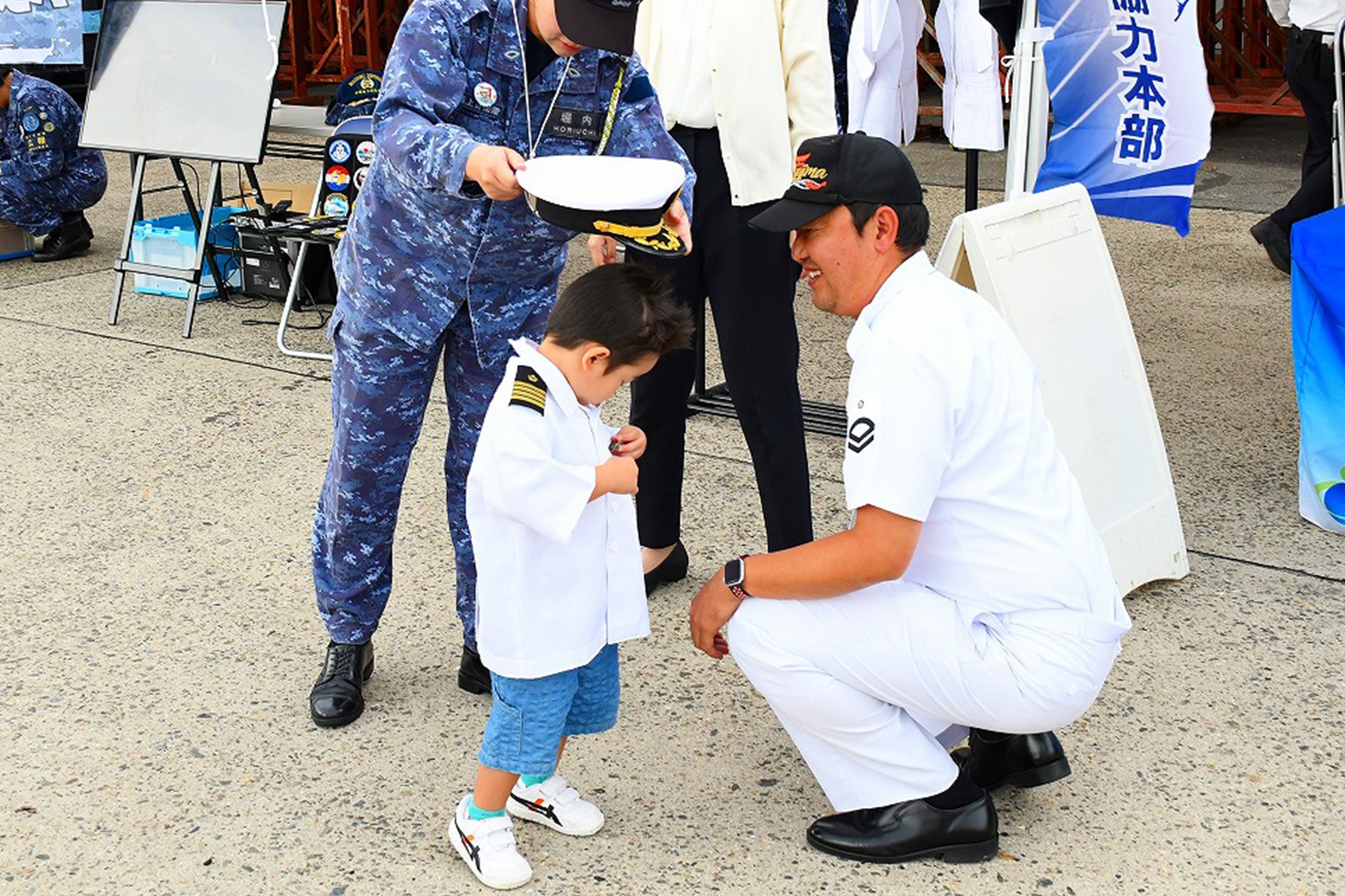 雨にも負けず長蛇の列 艦艇広報で知る海自の仕事｜大阪地本