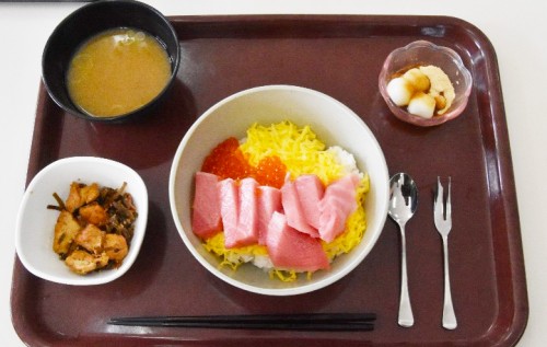 マグロ解体ショー開催！隊員の労をねぎらう「お楽しみ献立」で士気向上｜南恵庭駐屯地