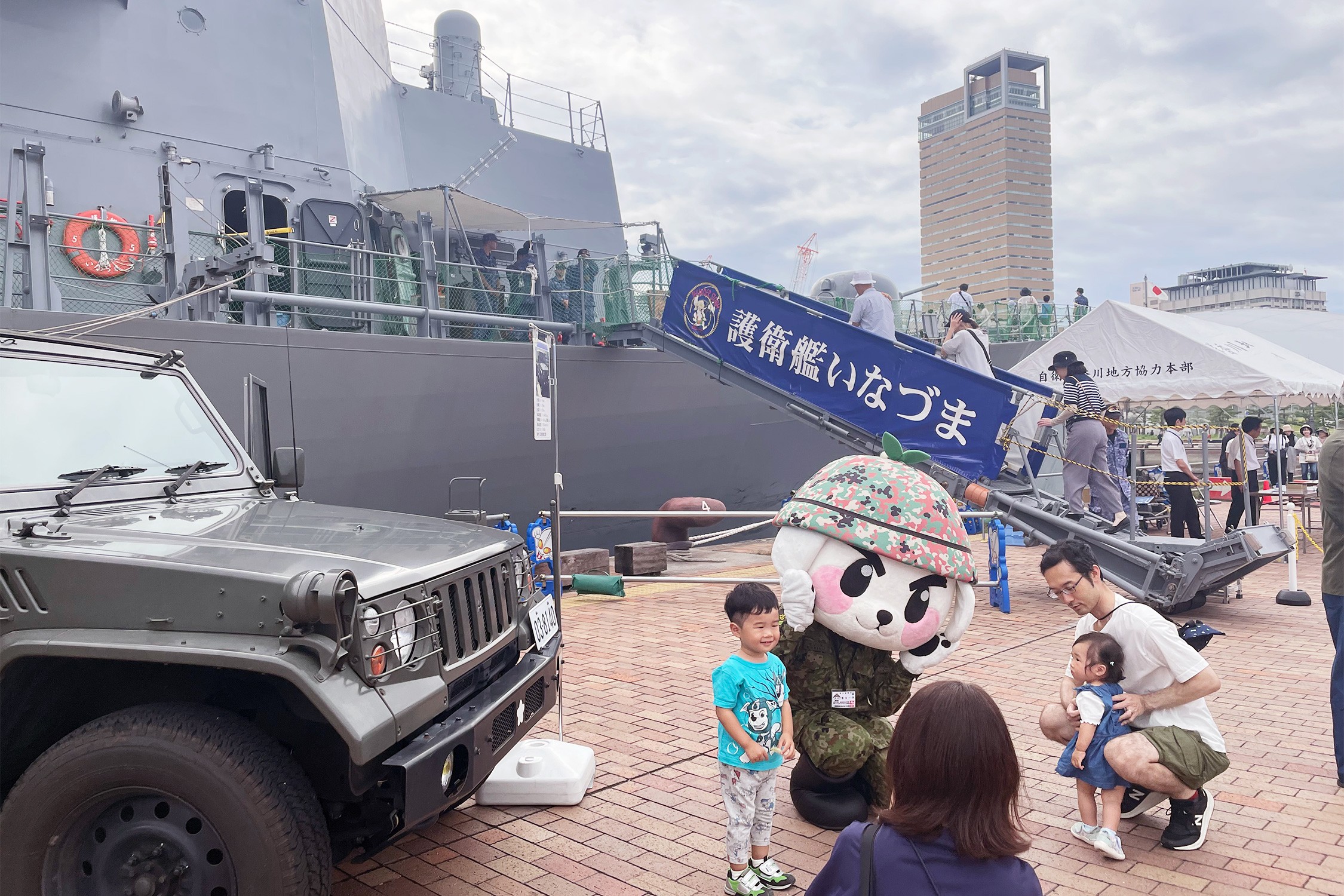 護衛艦「いなづま」高松港に寄港 一般公開に7777人