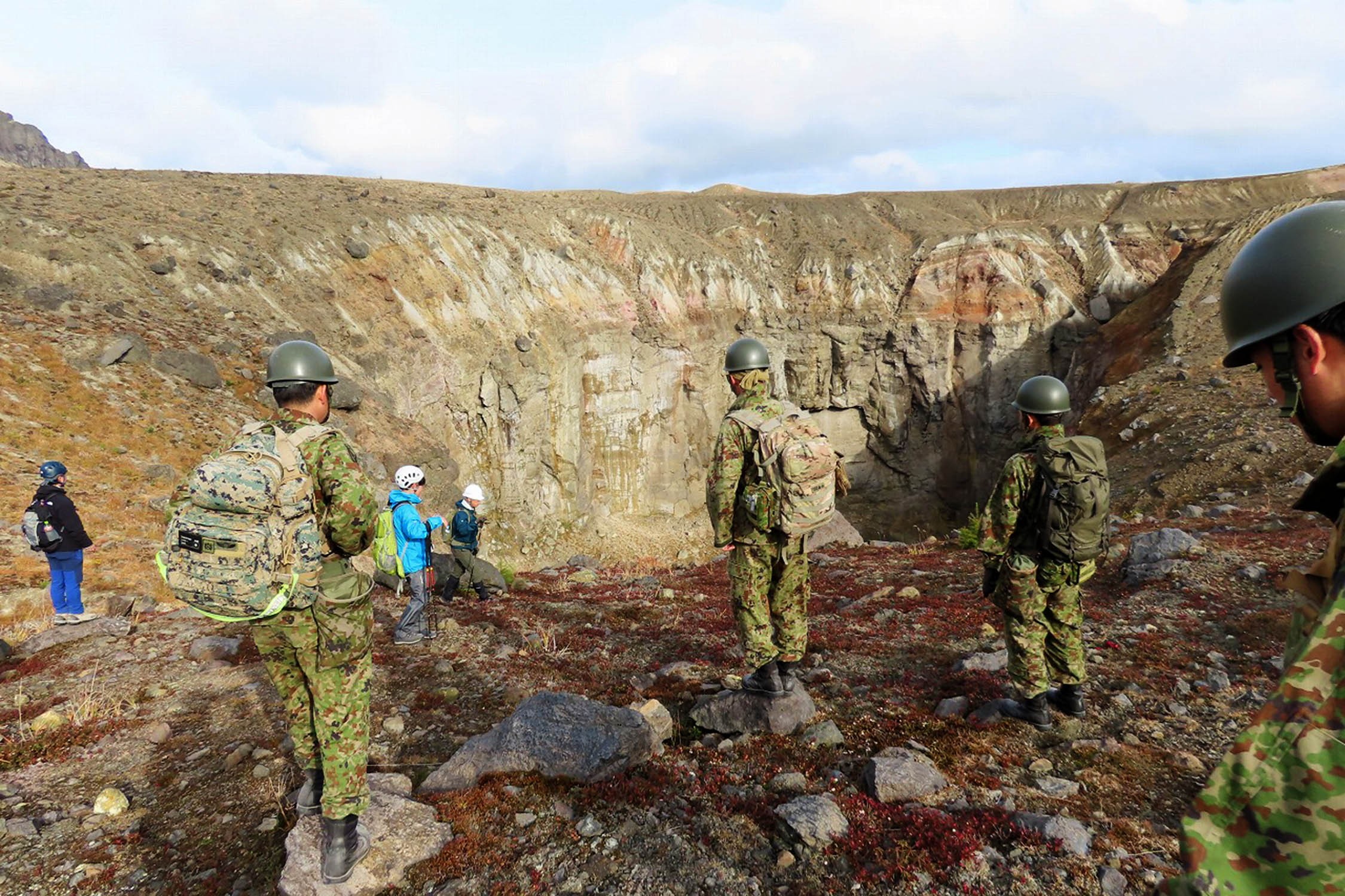 「噴火の恐ろしさを胸に」28普連が駒ケ岳で登山研修｜函館駐屯地