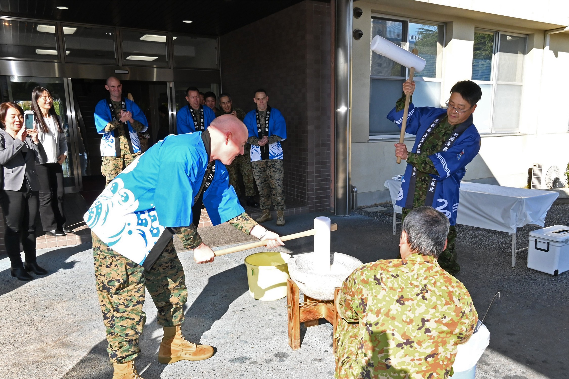 日本の伝統文化で心を通わす 日米交流の餅つき行事｜第13旅団