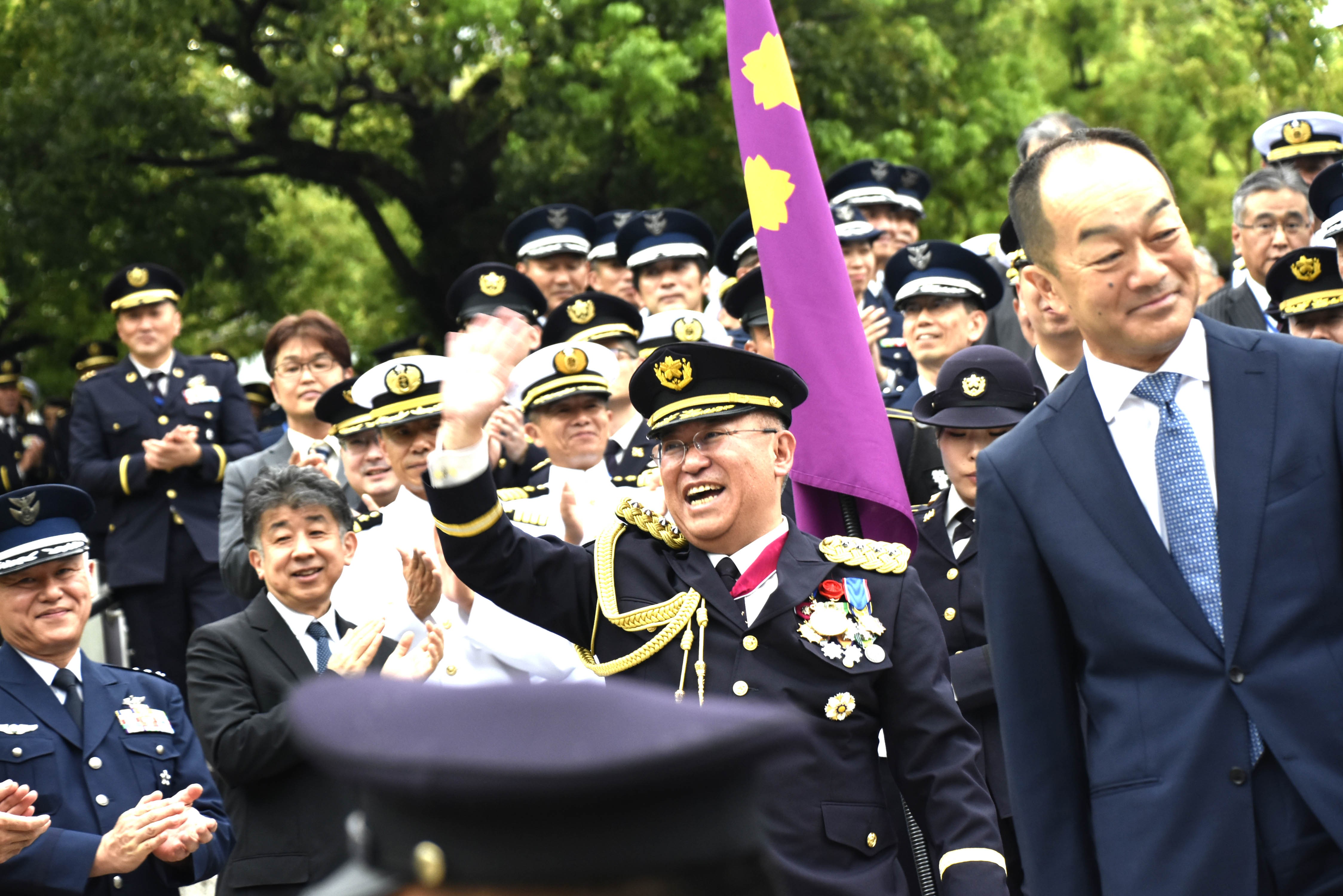 外階段に響く敬礼と万歳―吉田統幕長、森下陸幕長を拍手と笑顔で見送り｜防衛省