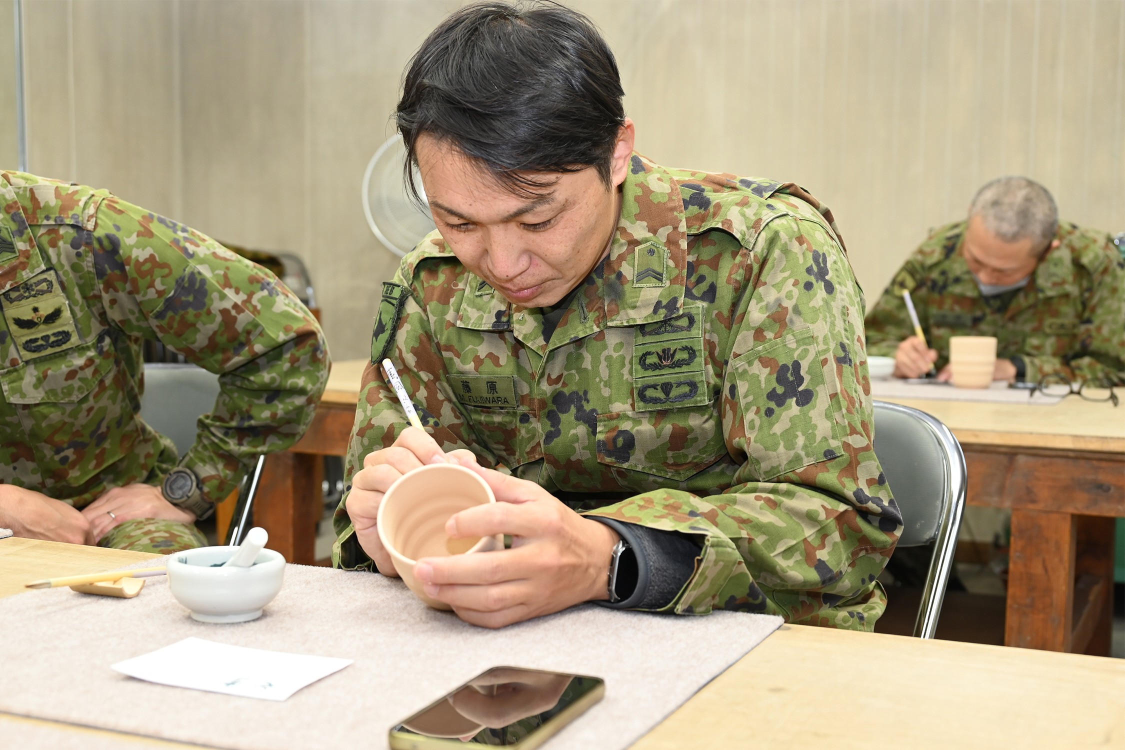 25年の歩みに敬意 永年勤続隊員へ表彰と揮毫を実施