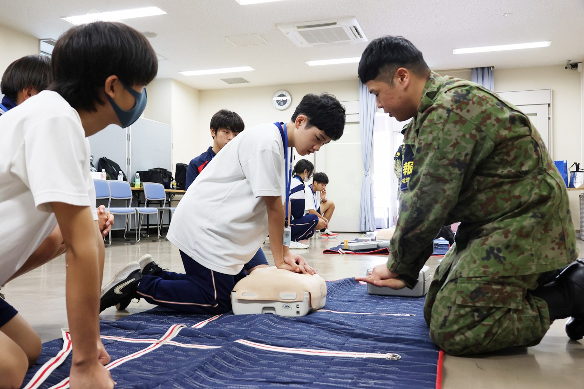 <span class='paid-label'>[会員限定]</span> 衛生科の仕事を体感 中学生が担架搬送や薬づくりを体験｜衛生学校