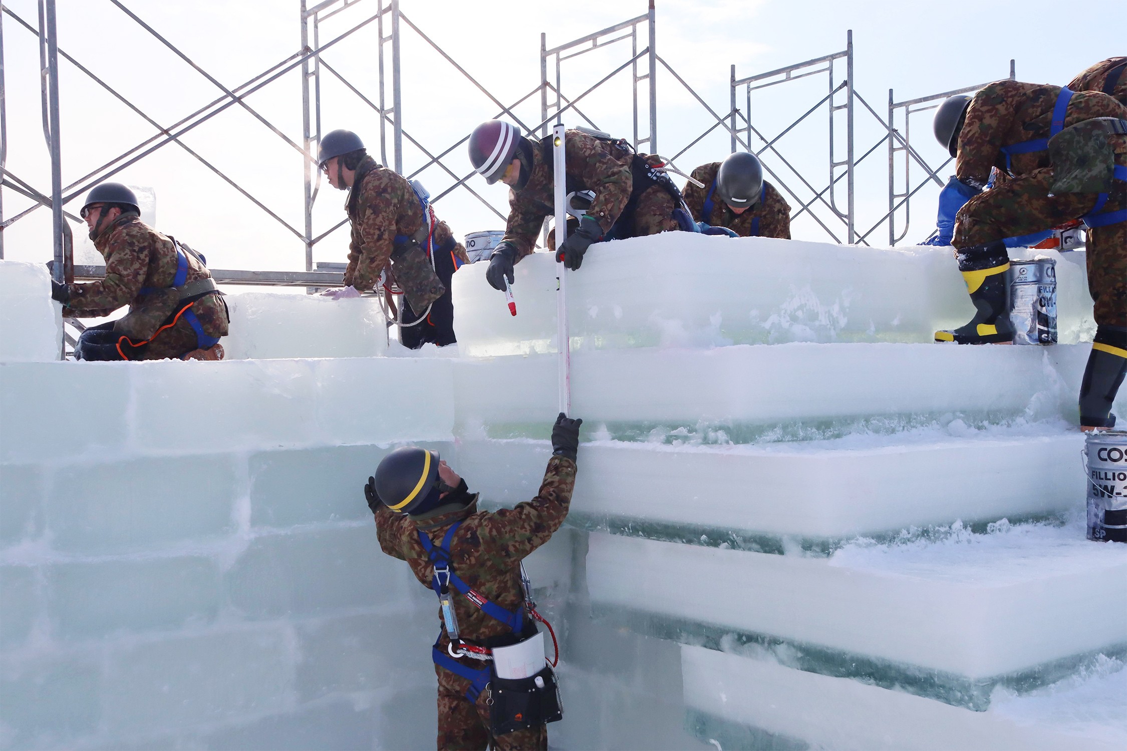 流氷まつりで氷像制作 創祀150周年に華｜遠軽駐屯地