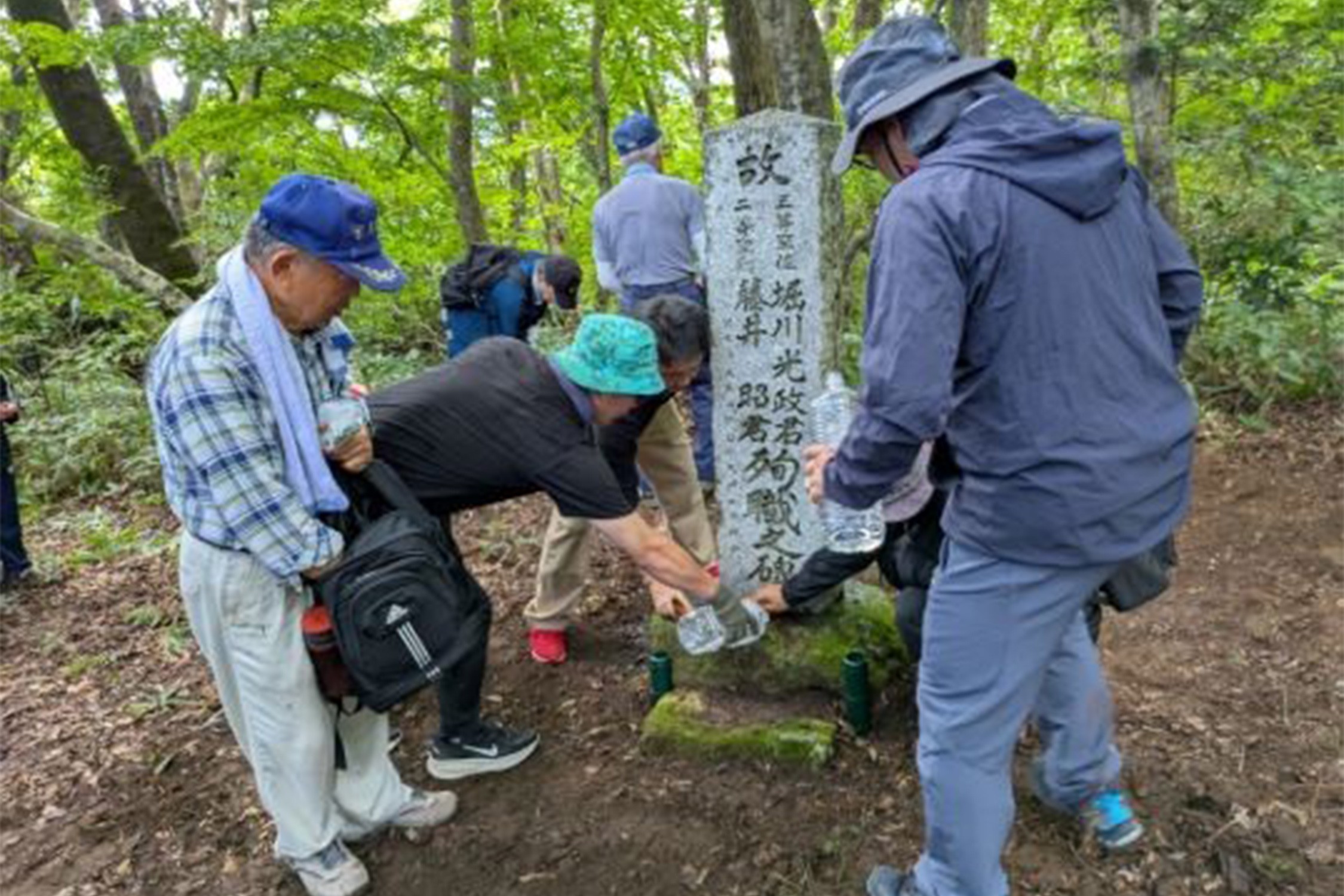 加波山に刻まれた記憶 空自隊員が慰霊登山を実施｜百里基地