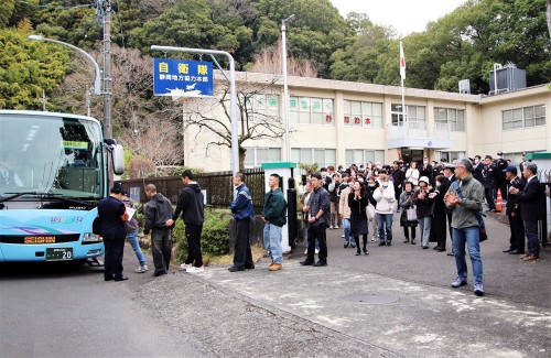 静岡市で入隊予定者見送り 担当広報官が家族とともにエール送る｜静岡地本