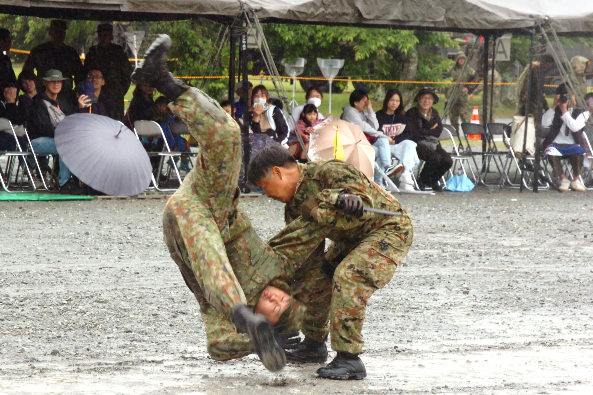 ドーランと背のうと拍手と笑顔――駐屯地での特別な1日｜青野原駐屯地