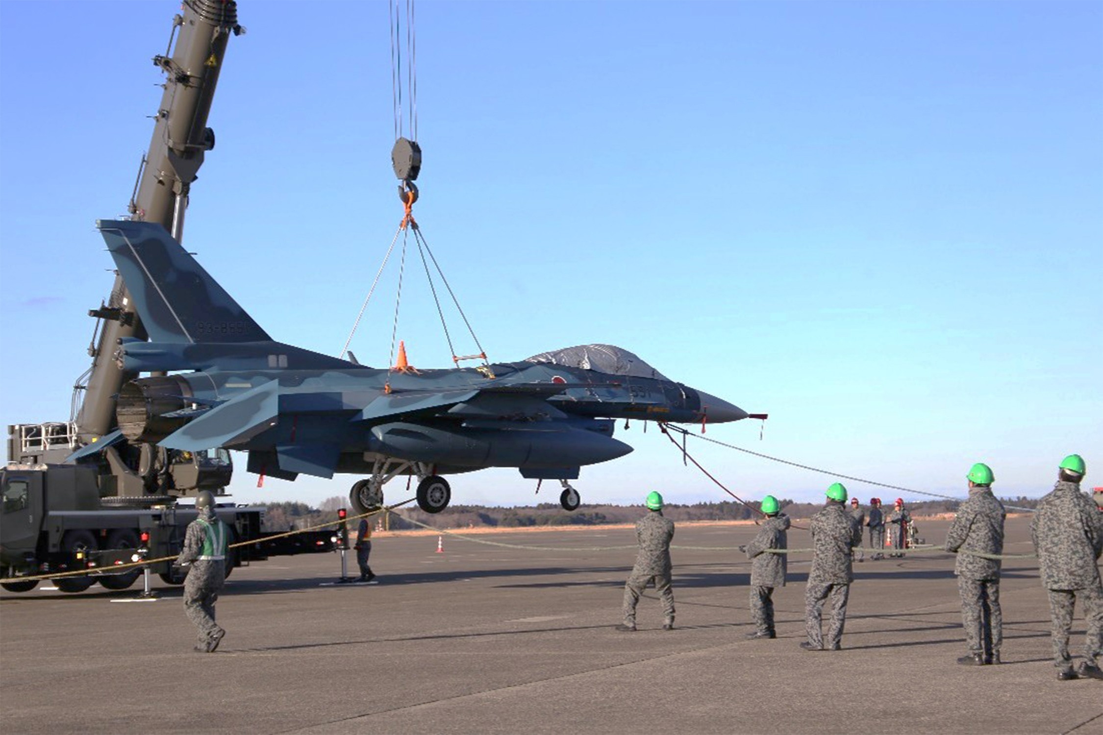 100トンクレーン活用し航空機吊り上げ訓練を実施｜百里基地