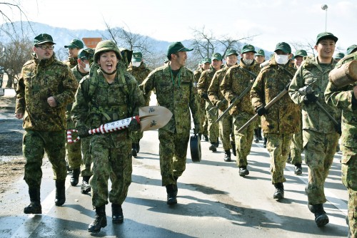 重みを力に変えて――6施設大隊「工兵走り」で新任幹部を激励｜神町駐屯地