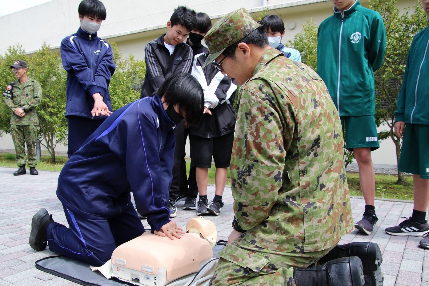 自衛隊のおしごとに密着!中学生16人がリアル体験｜静岡地本