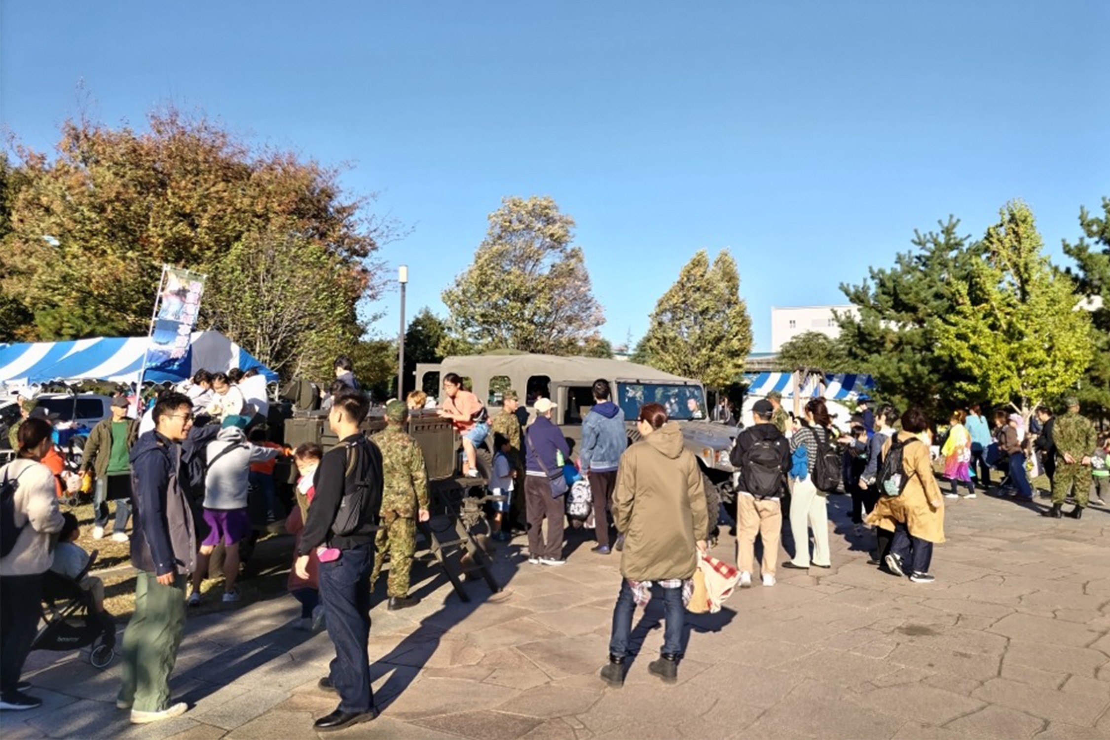 装備展示で身近に自衛隊を 草加市商工会議所まつりで広報活動｜埼玉地本