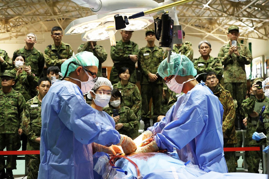 戦場医療の最前線を共有 戦傷治療集合訓練に全国から130人参｜衛生学校