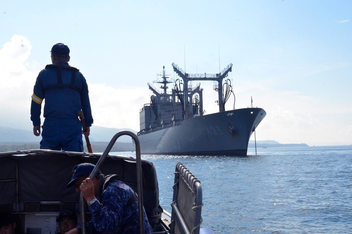 内火艇で向かう特別公開 補給艦「ときわ」で任務と設備を学ぶ｜鹿児島地本