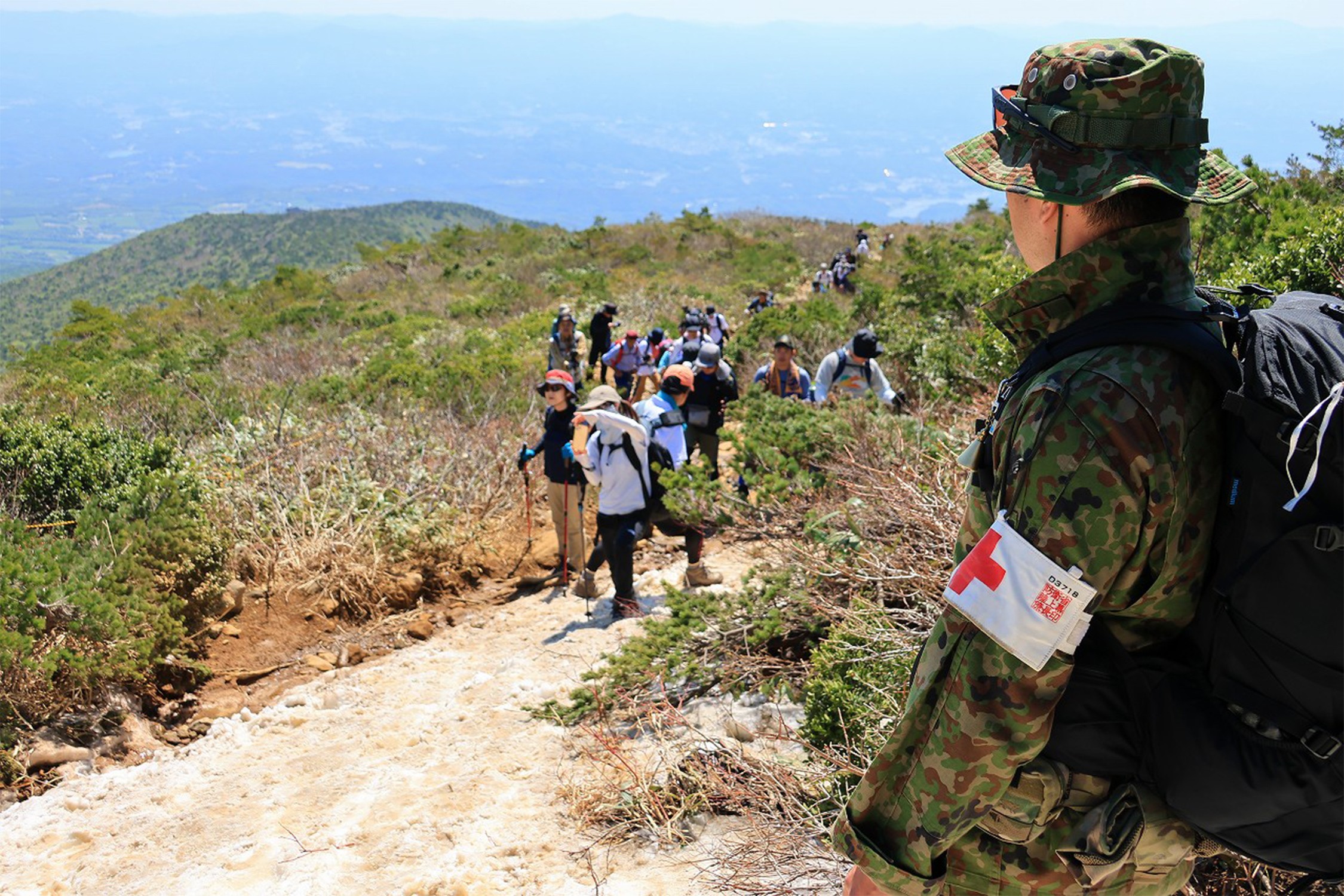 安達太良山山開きを支援 登山者の安全確保に尽力｜福島駐屯地 - 防衛