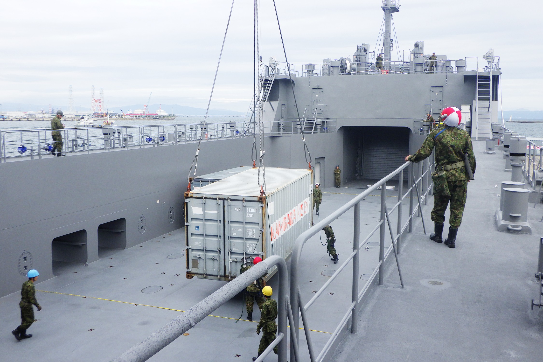 自衛隊輸送力の新たな一歩 海上輸送群との初訓練で港湾荷役を実動検証｜中央輸送隊