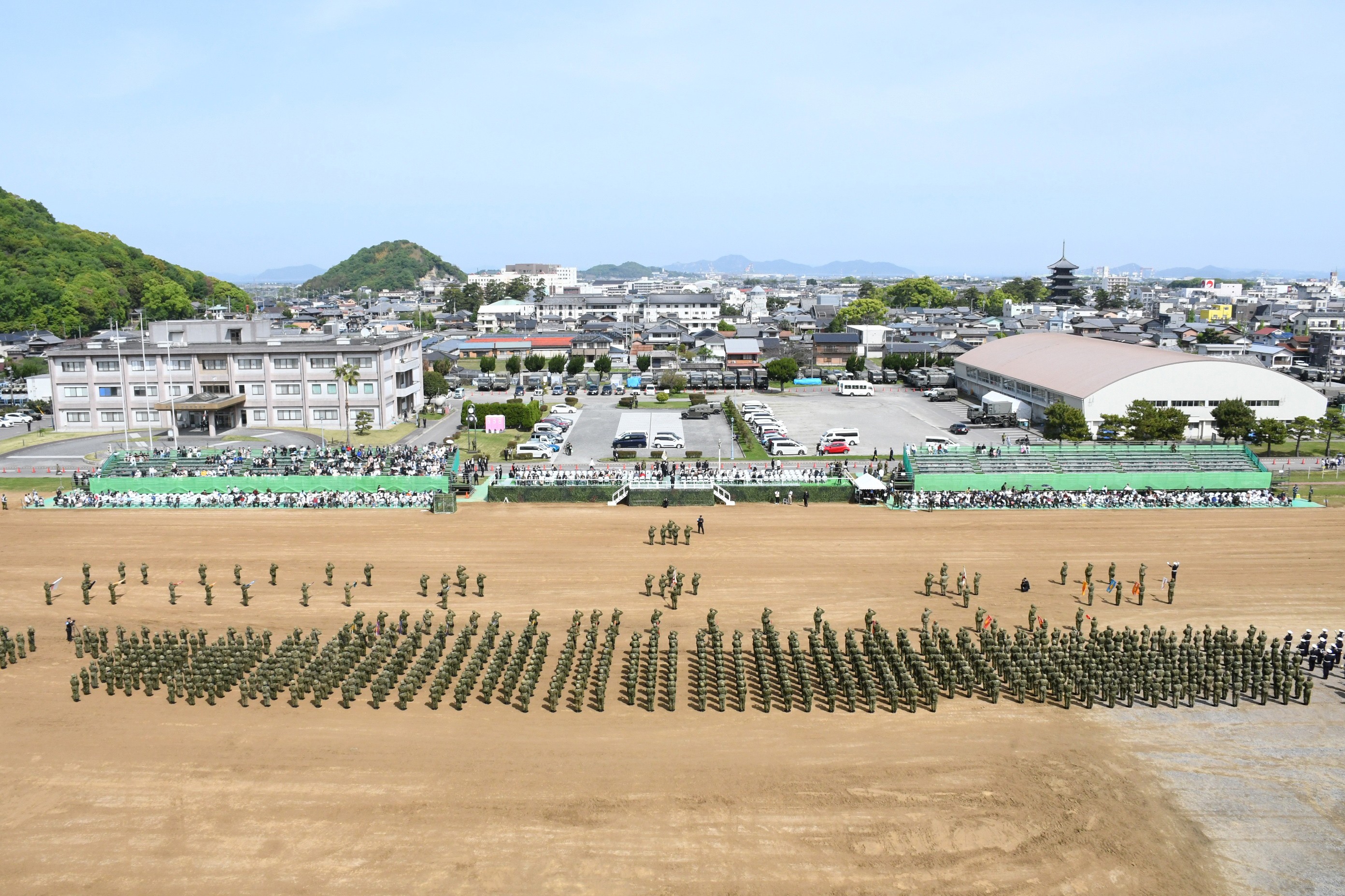 さらなる挑戦」胸に節目祝う 約1万人の来場者から歓声と声援｜第14旅団