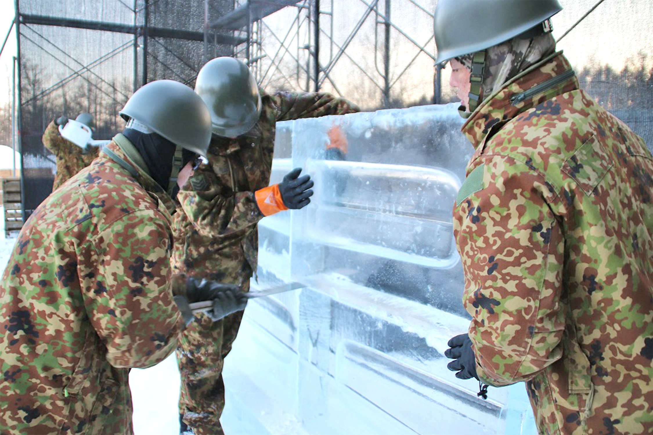 氷雪像制作に協力 延べ14万人が来場｜帯広駐屯地