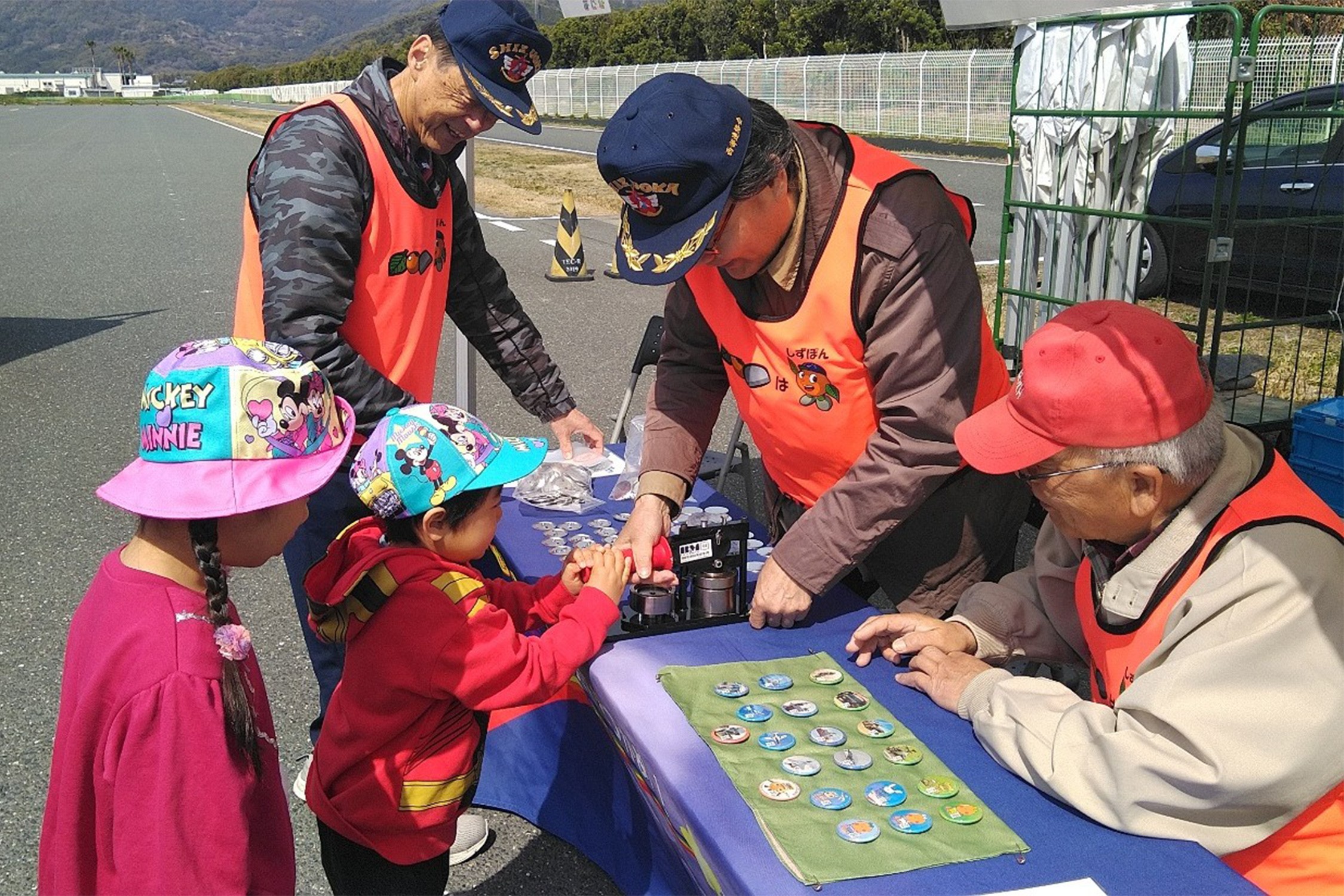 親子連れ2500人でにぎわう 自衛隊装備を身近に体感｜静岡地本