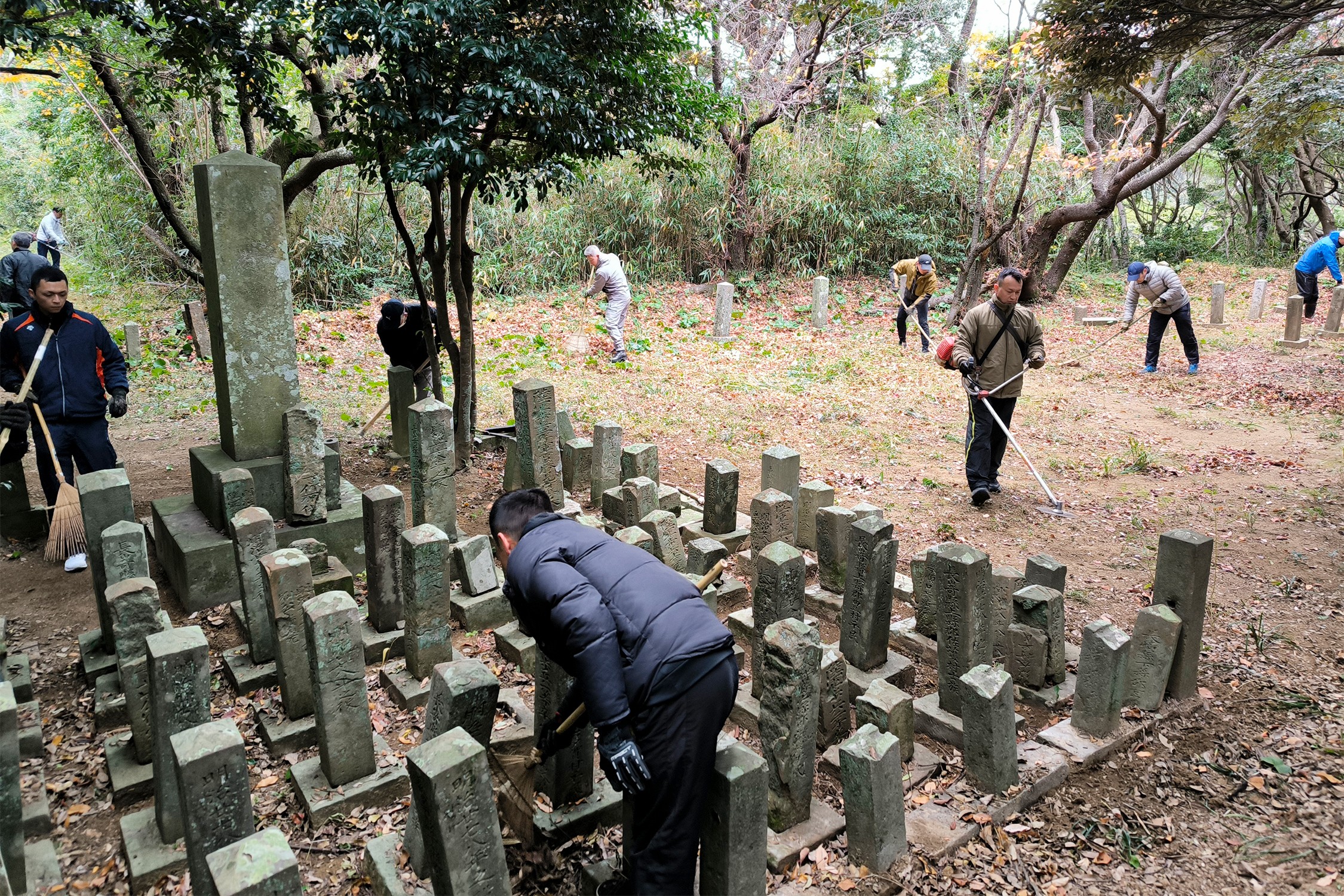 対馬を守った先人へ感謝を込めて 旧陸軍墓地清掃｜対馬駐屯地