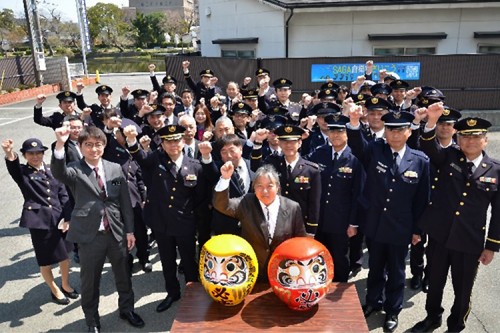 目標達成に向けて全部員一丸！だるまに目入れ｜佐賀地本